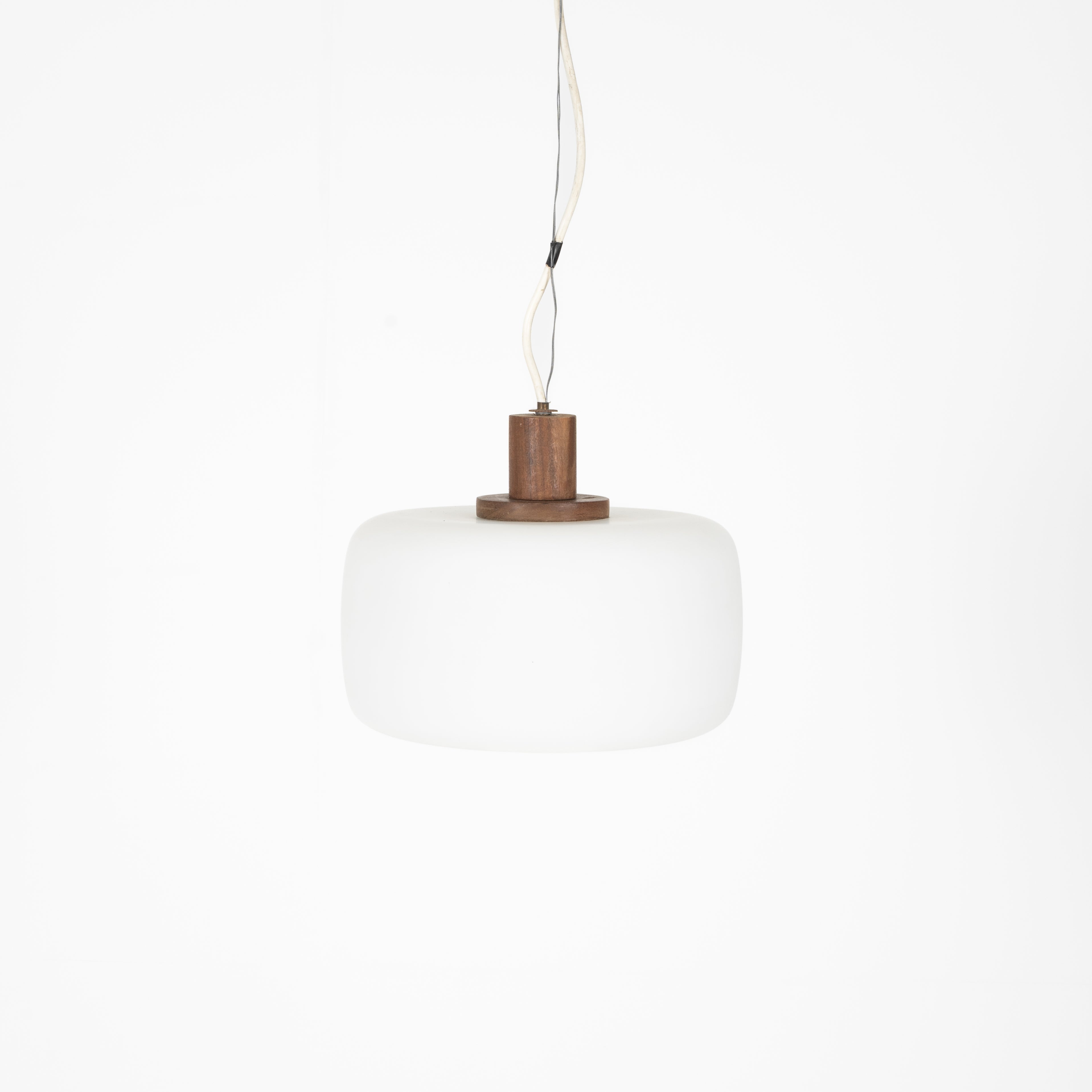 Lampadario in vetro opalino e noce 1950-1960
