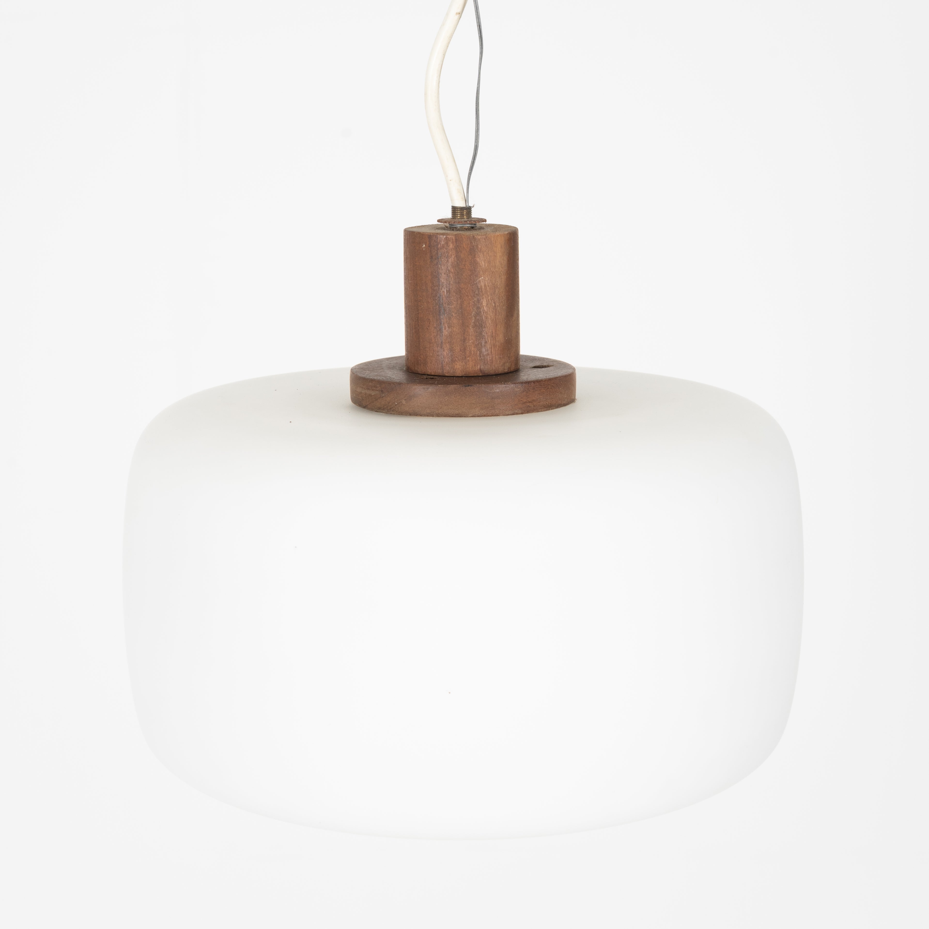 Lampadario in vetro opalino e noce 1950-1960