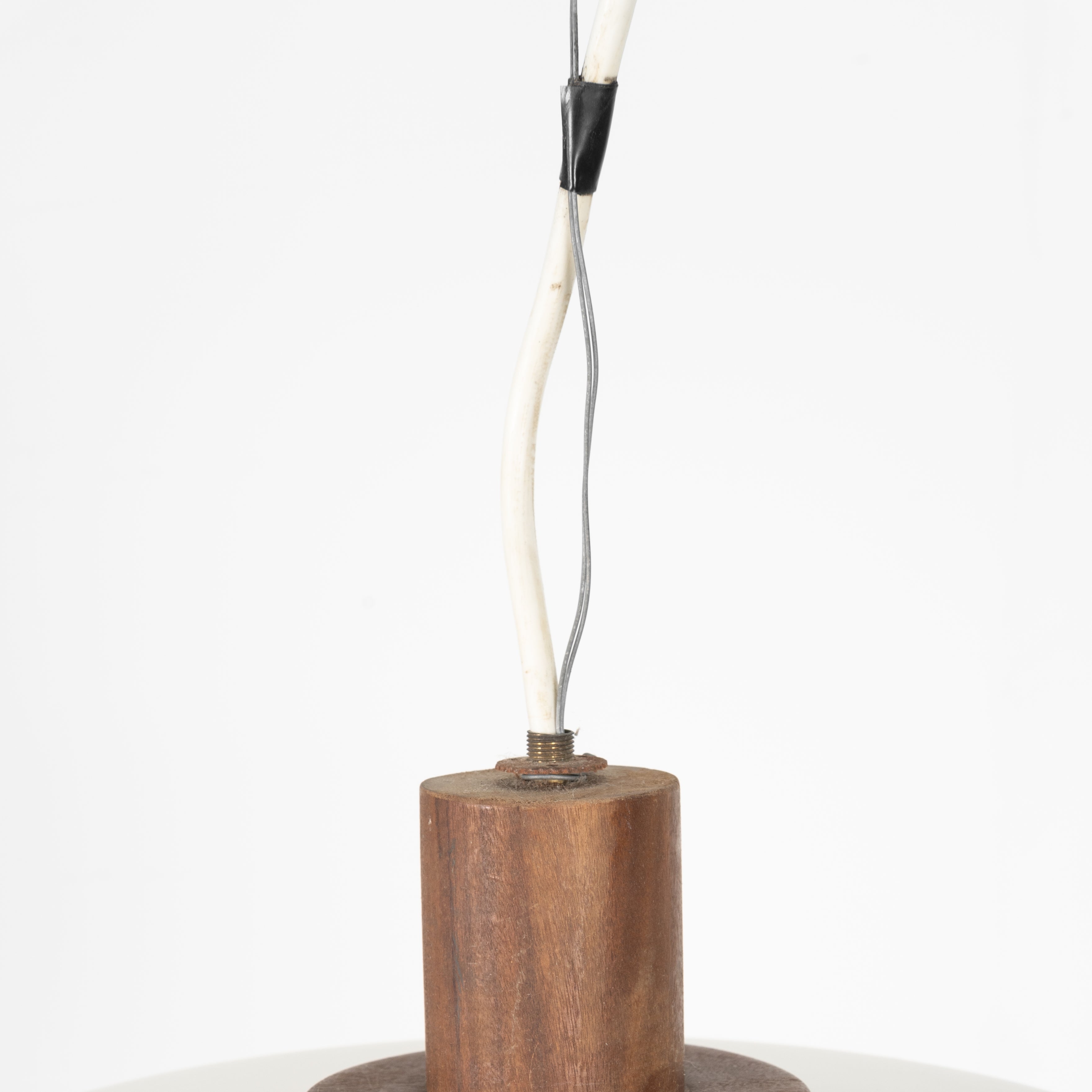 Lampadario in vetro opalino e noce 1950-1960