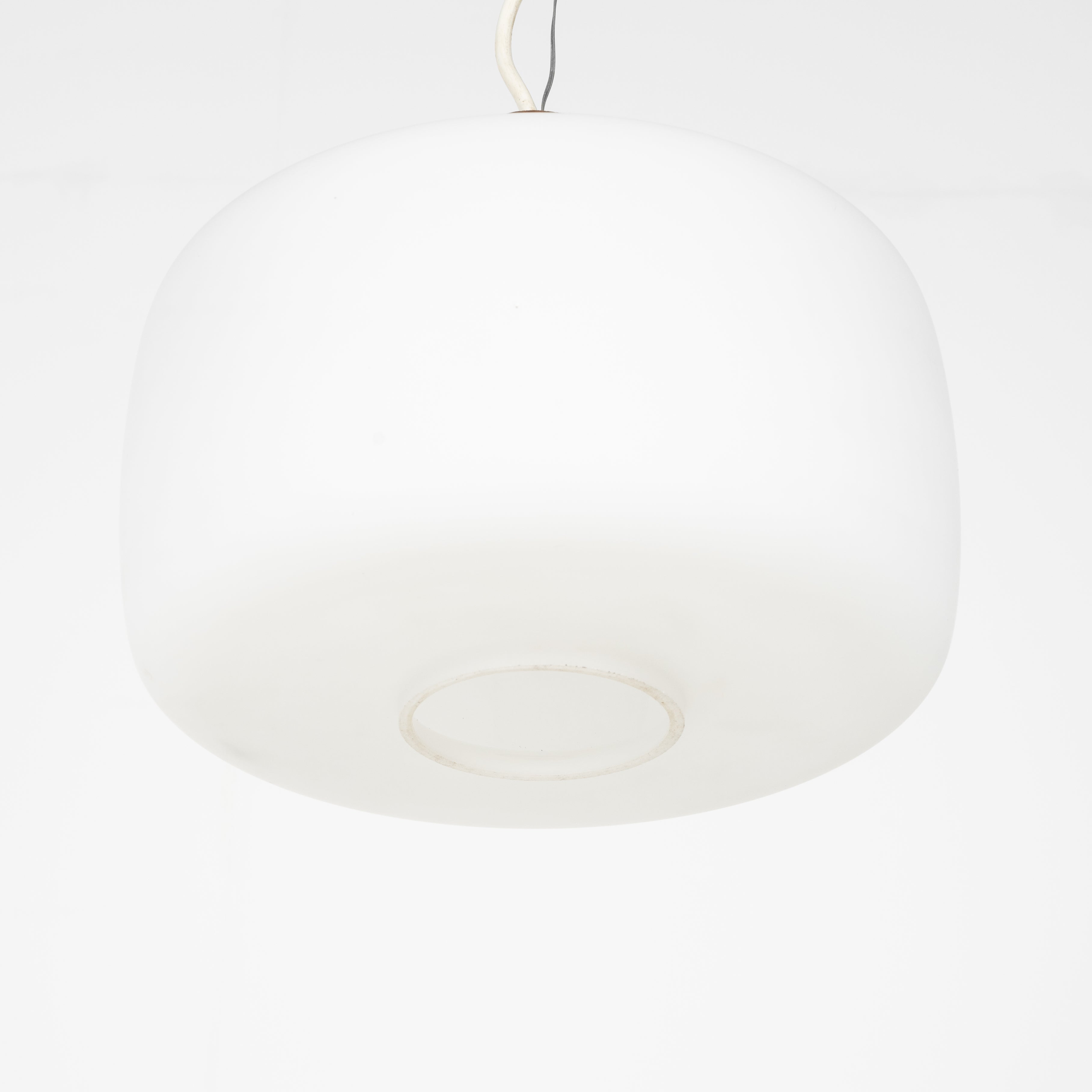 Lampadario in vetro opalino e noce 1950-1960