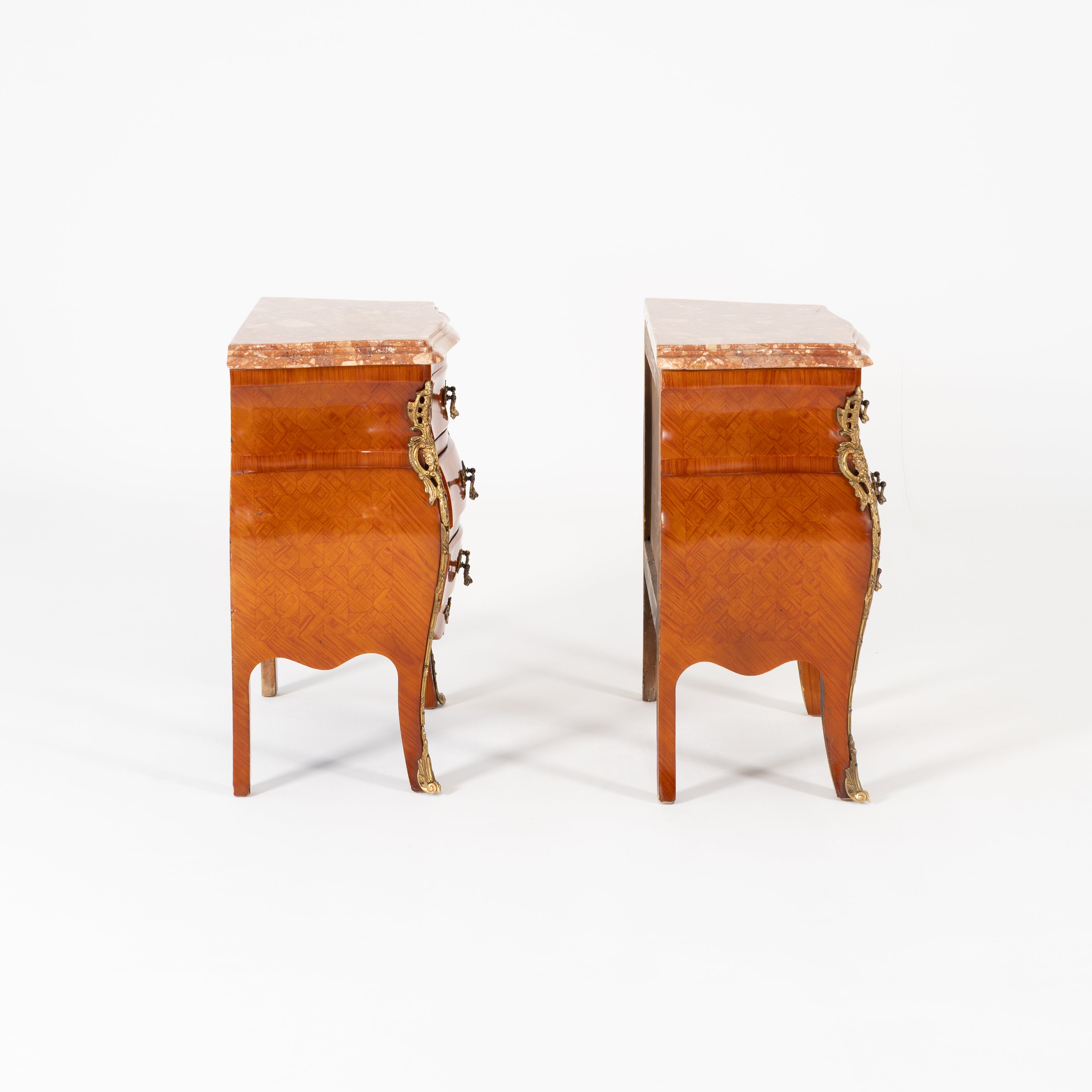 Coppia comodini in bois de roise, bronzo e marmo -xx secolo-