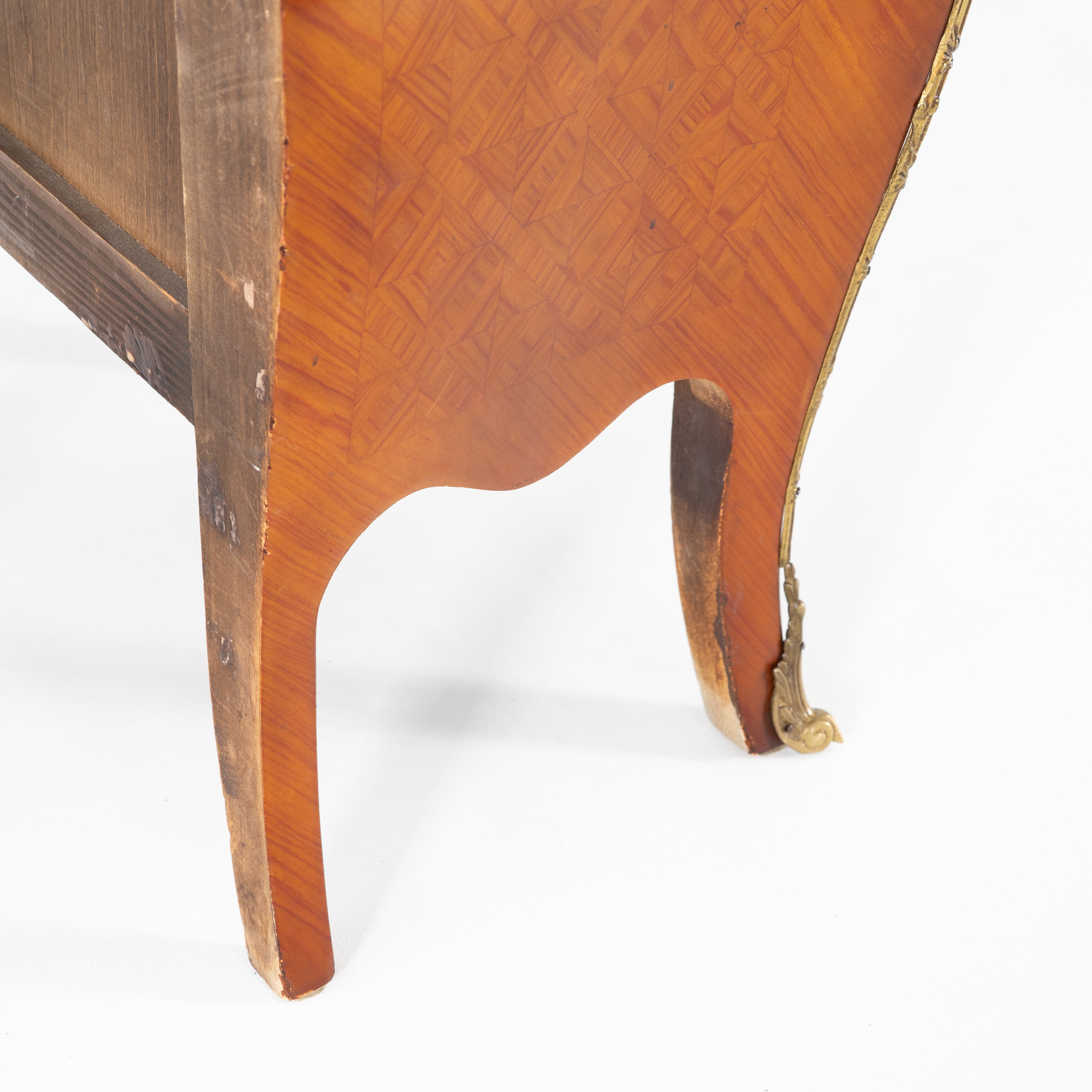 Coppia comodini in bois de roise, bronzo e marmo -xx secolo-