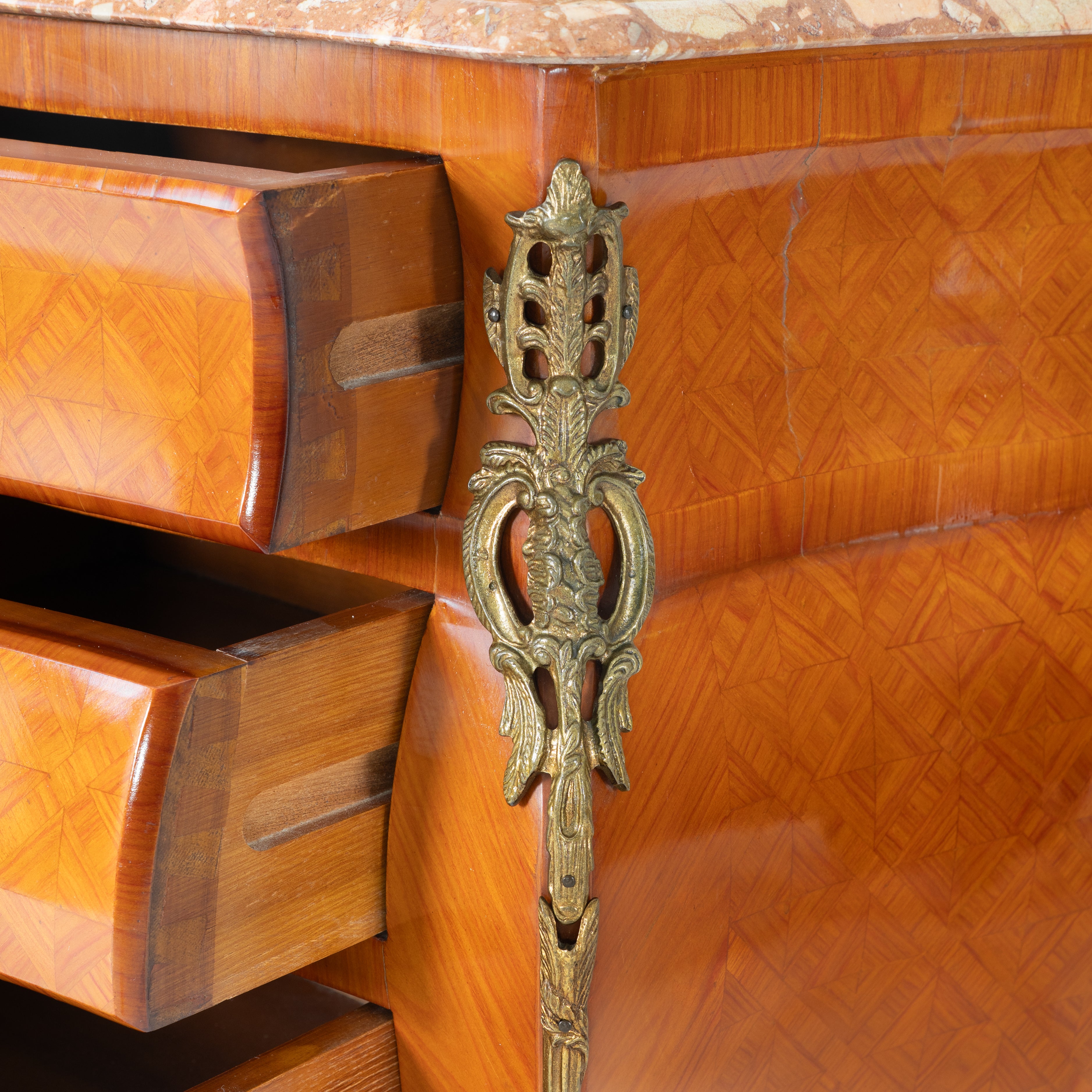 Coppia comodini in bois de roise, bronzo e marmo -xx secolo-