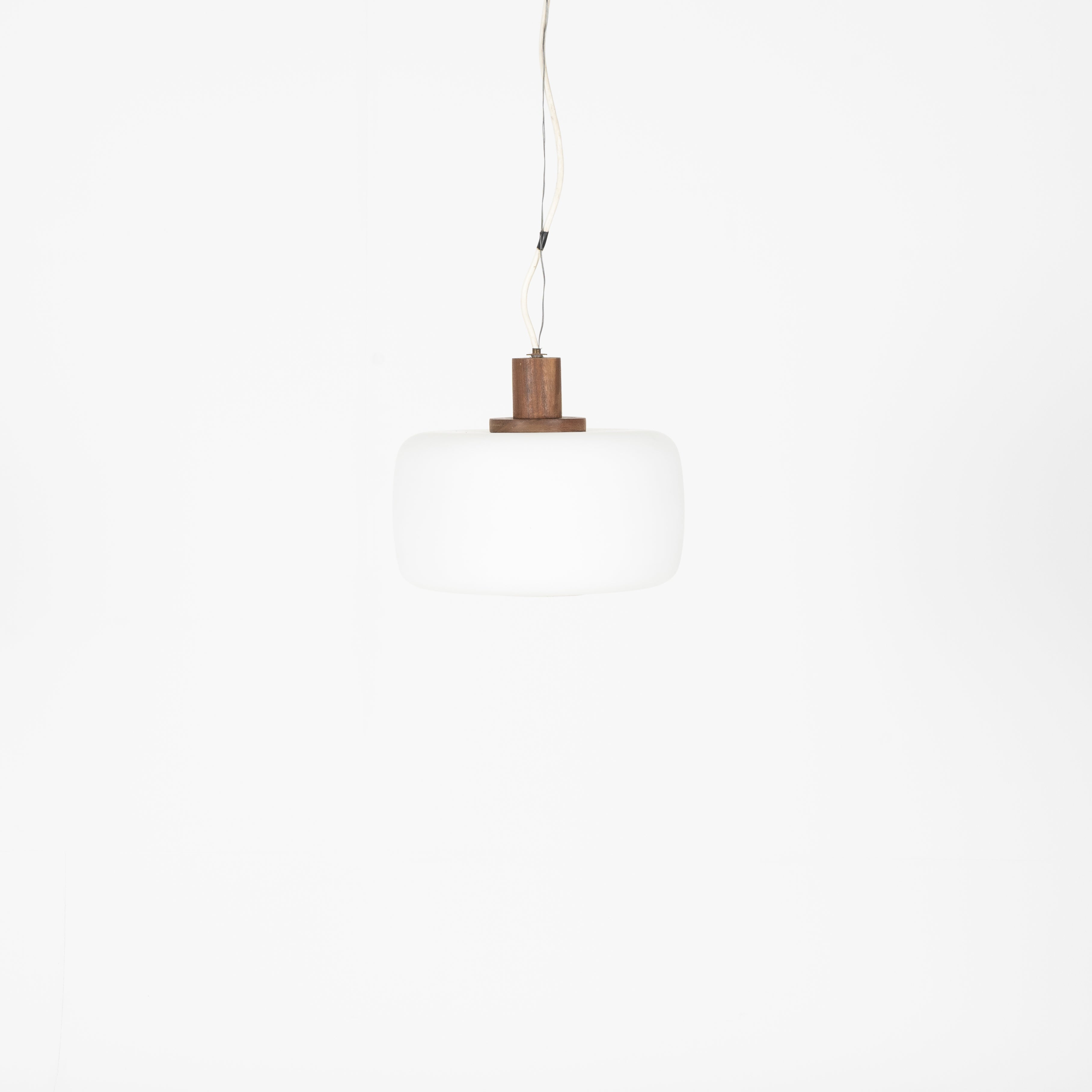 Lampadario in vetro opalino e noce 1950-1960