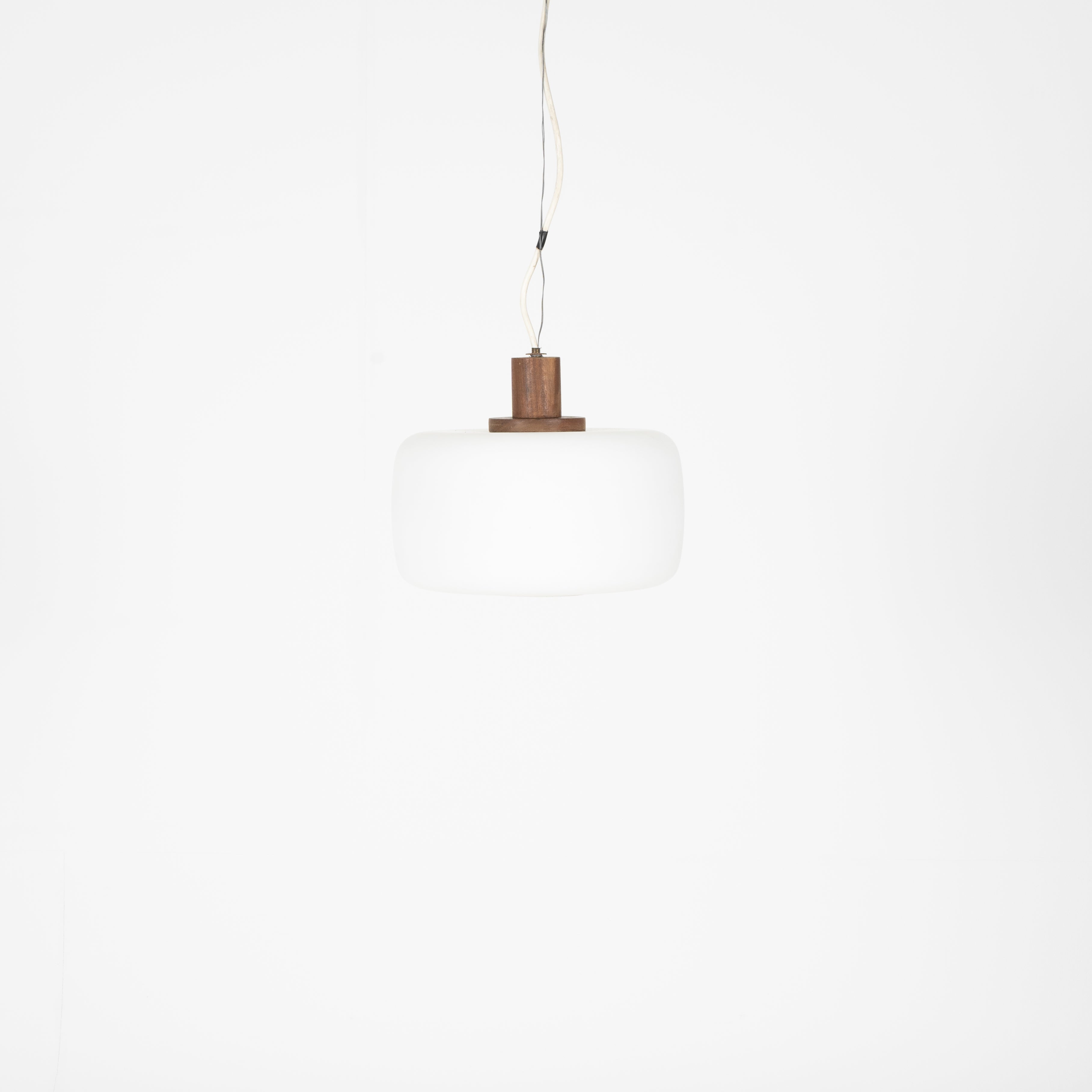 Lampadario in vetro opalino e noce 1950-1960