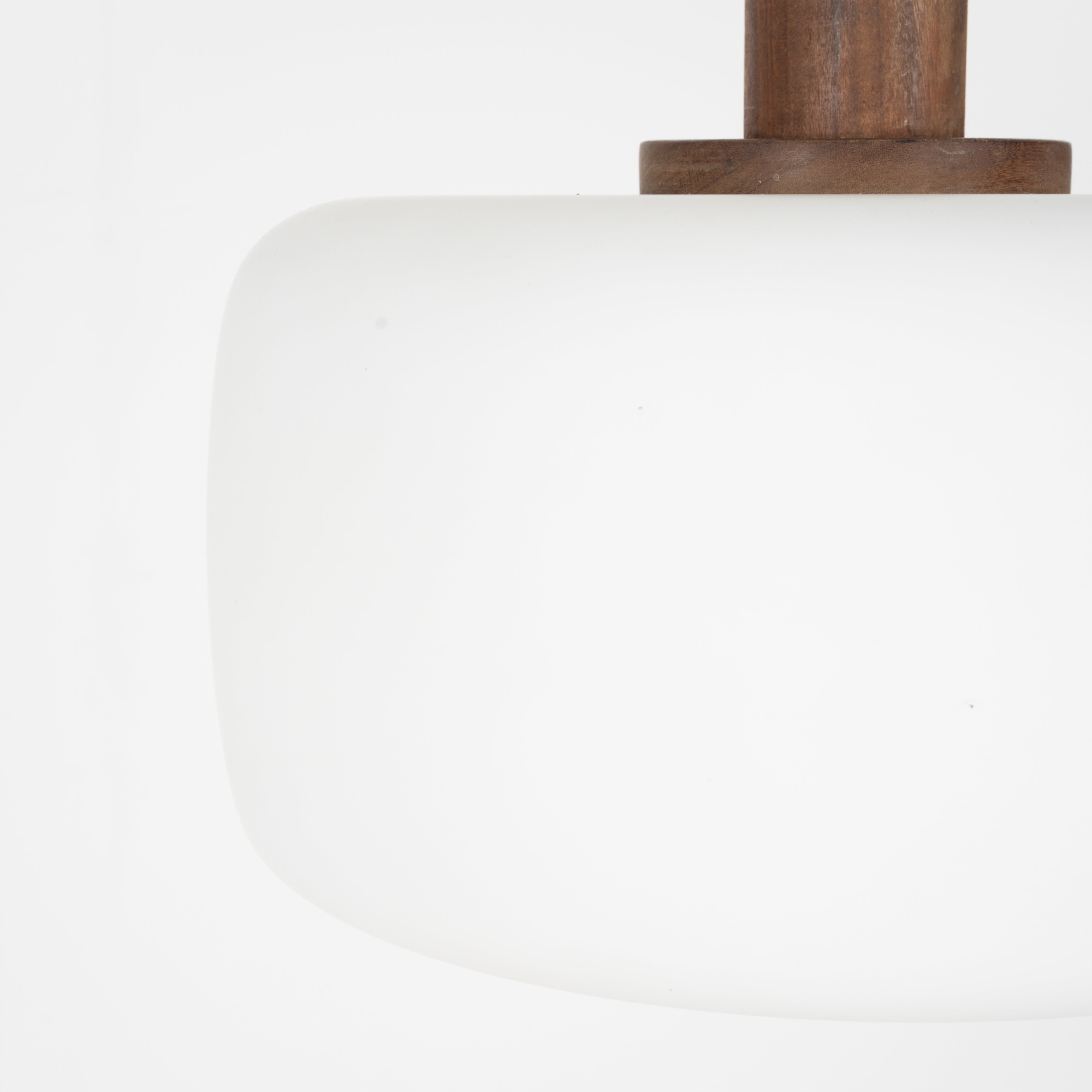Lampadario in vetro opalino e noce 1950-1960