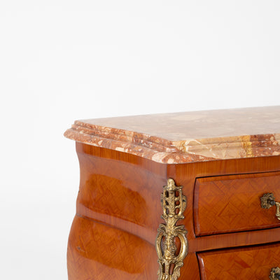 Coppia comodini in bois de roise, bronzo e marmo -xx secolo-